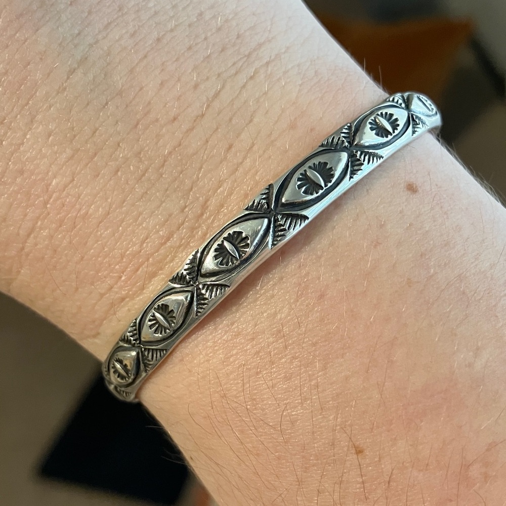 ***melted down*** Hj jewelry cats eye cuff size small (6”-7”)